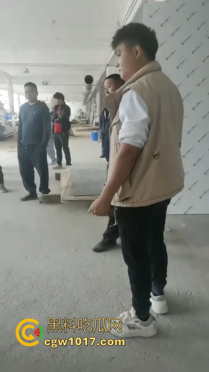 贵州龙里水长乡家具厂拖欠工资,员工携带孩子上门讨要薪资,抱着老板的大腿,都这样了不是哥们你还打算不给啊!-1