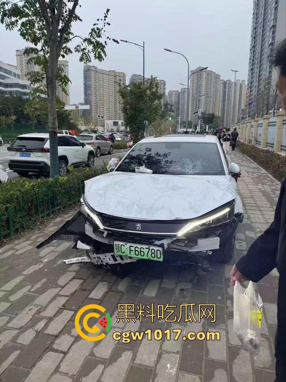 湖北十堰重庆路十几个学生被撞,学生在人行道上直接撞上来,现场伤亡惨重,又来个报复社会的,戾气真重!-5