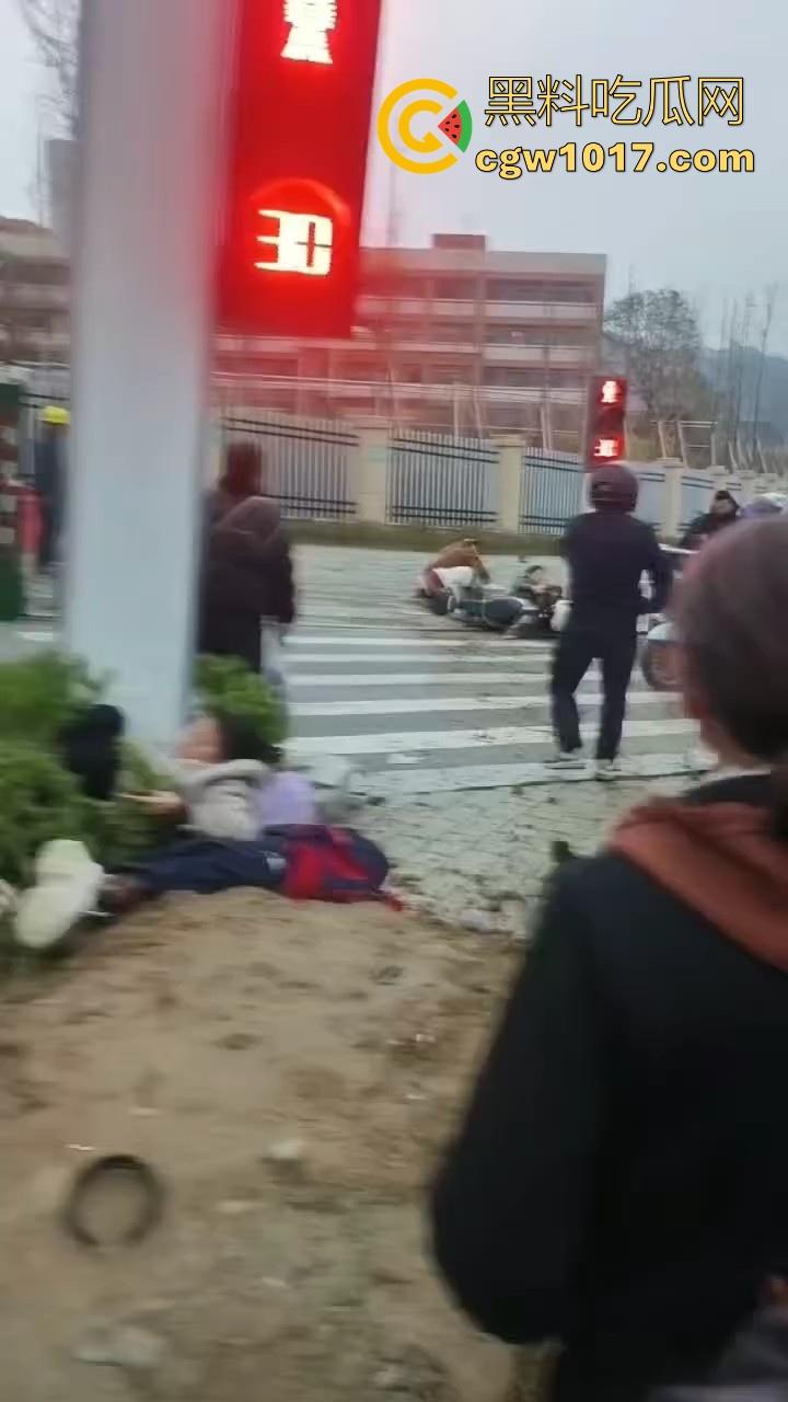 湖北十堰重庆路十几个学生被撞,学生在人行道上直接撞上来,现场伤亡惨重,又来个报复社会的,戾气真重!-6