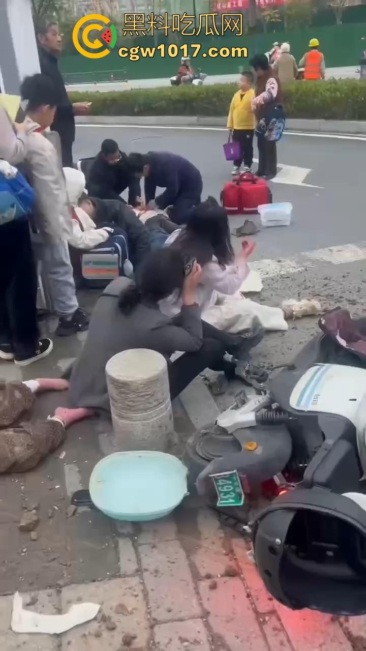 湖北十堰重庆路十几个学生被撞,学生在人行道上直接撞上来,现场伤亡惨重,又来个报复社会的,戾气真重!-8