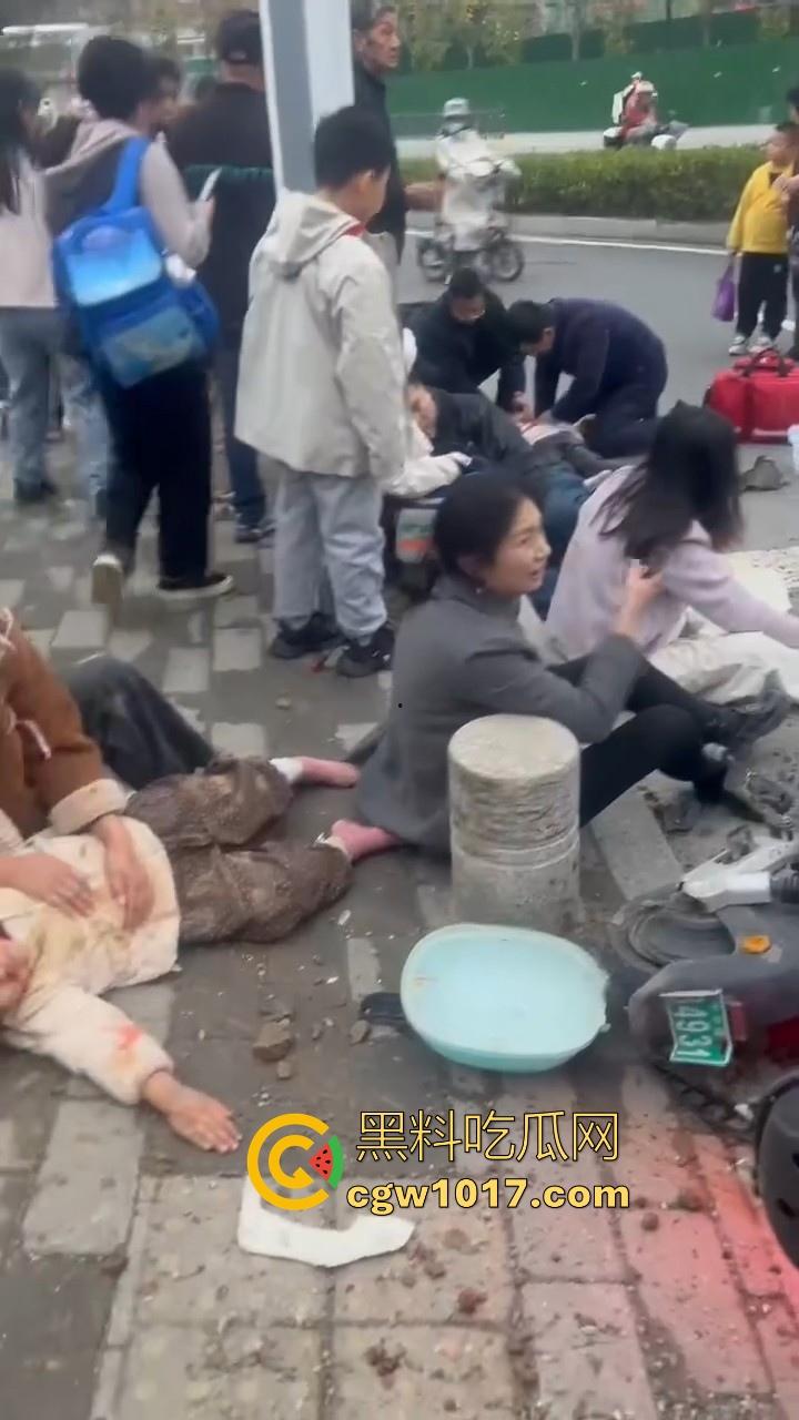 湖北十堰重庆路十几个学生被撞,学生在人行道上直接撞上来,现场伤亡惨重,又来个报复社会的,戾气真重!-9