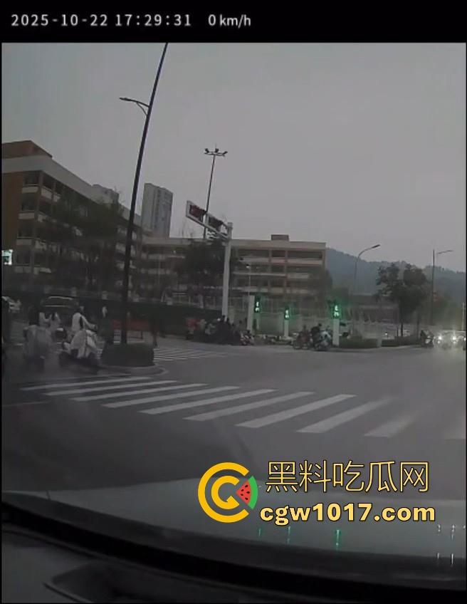 湖北十堰重庆路十几个学生被撞,学生在人行道上直接撞上来,现场伤亡惨重,又来个报复社会的,戾气真重!-11