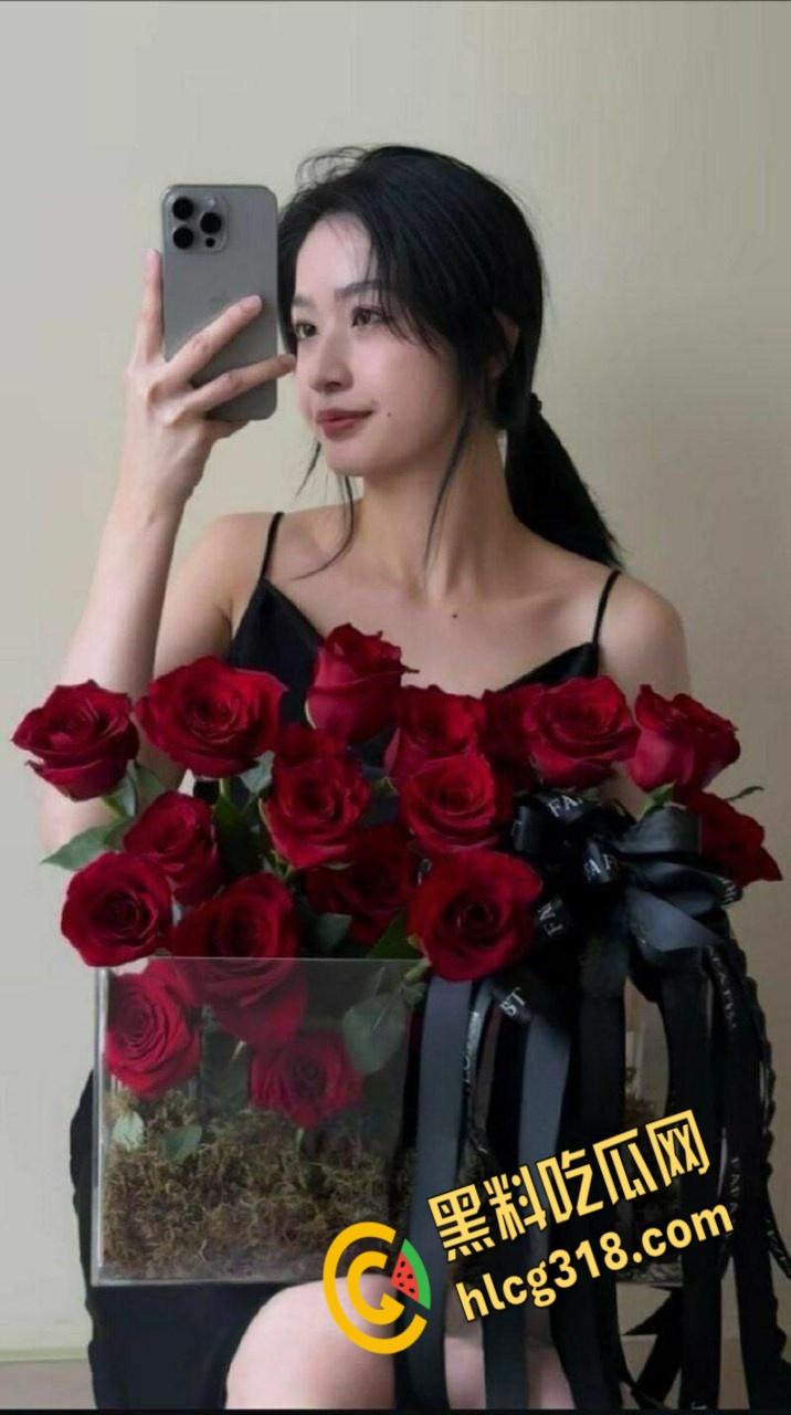 新加坡花店老板娘【Babeyiyi】，背着男朋友偷情约炮，美腿大奶女上位做爱，粉粉的白虎诱惑至极！-1