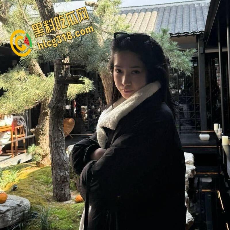 新加坡花店老板娘【Babeyiyi】，背着男朋友偷情约炮，美腿大奶女上位做爱，粉粉的白虎诱惑至极！-2