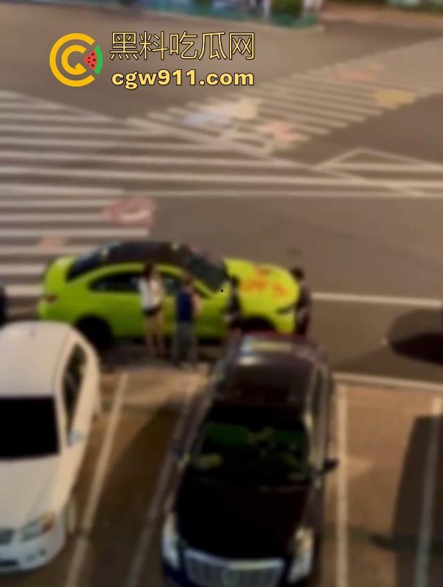 疑是宝马最新配色涂装？福清宝马渣男脚踏多船被发现，多名女友上门给其车改装，还别说这配色还行！-6