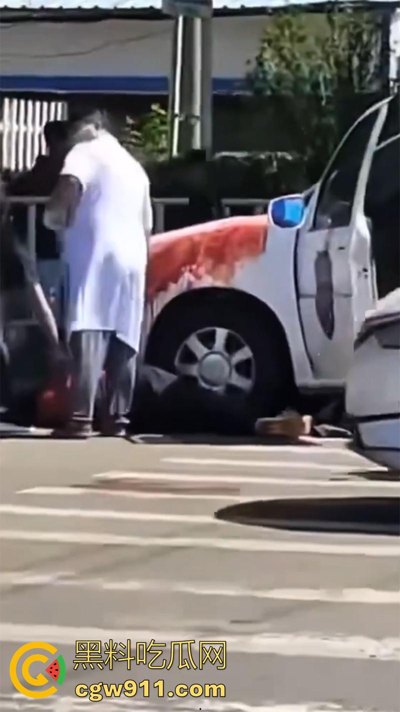 山东泰安五马市场附近，一名小贩与城管发生冲突，被城管欺负愤愤不平，随后在城管车前自刎。-6