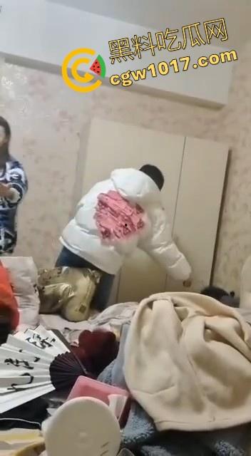 蛇毒心肠啊！高挑美女上门寻仇群殴，上来就是一脚，直接围在角落打，身材这么好的小美，想不到是这样的人啊！-9