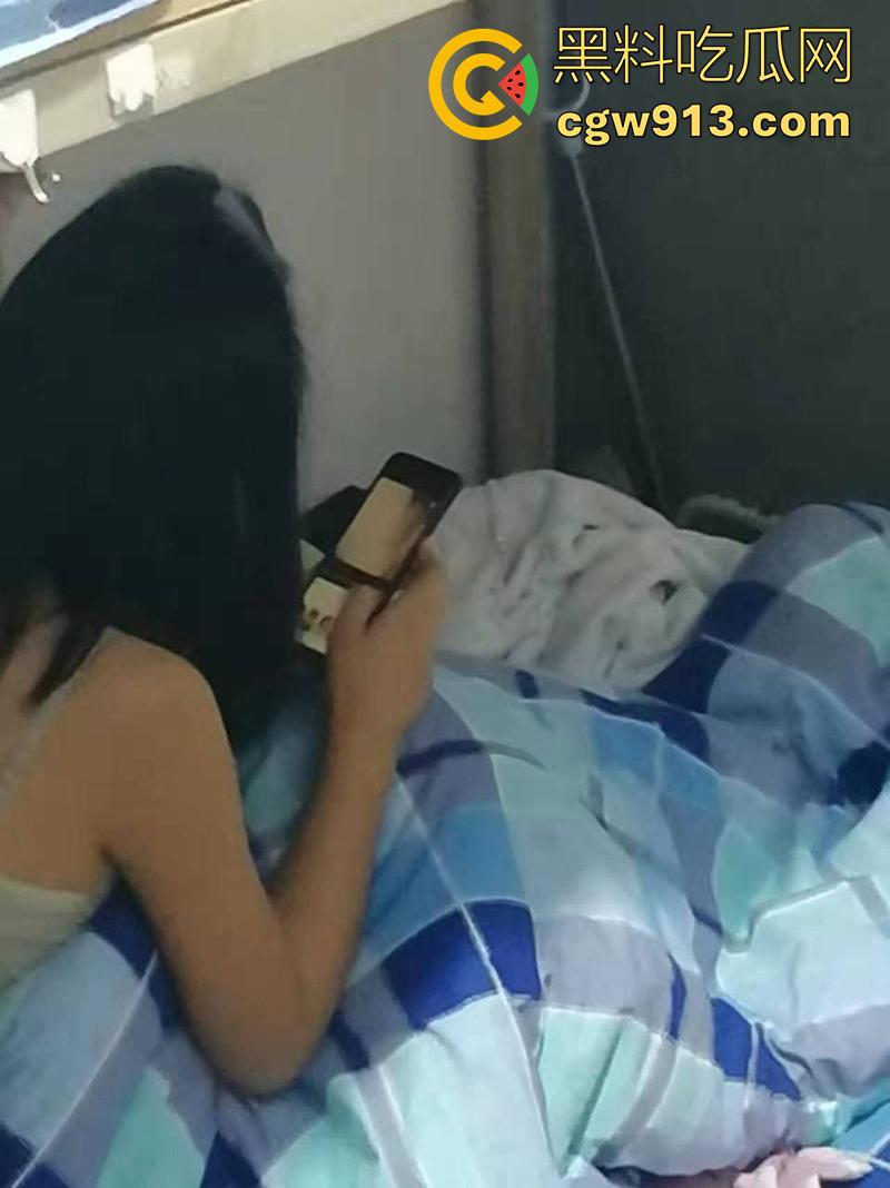 女生宿舍偷拍室友发骚,被窝里自拍小穴给网友,看来是憋坏了啊,果然表面再清纯,私下也是骚逼!-7