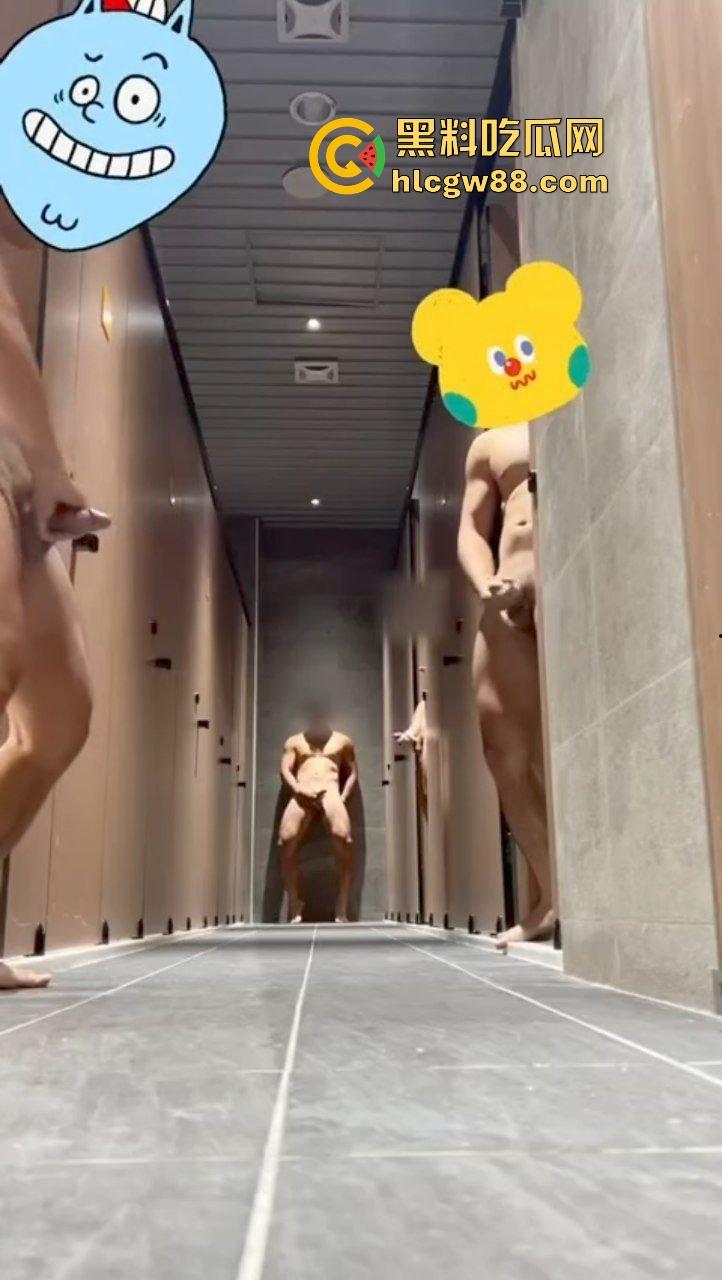 四川成都男gay肌肉健身男团，包下公共厕所大鸟转转激情搞鸡，各自脱光全裸导管撸铁！-3