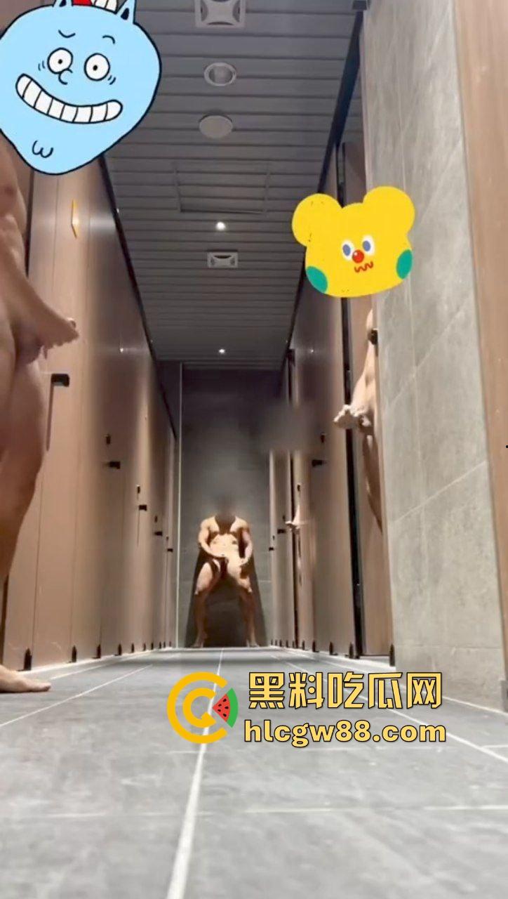 四川成都男gay肌肉健身男团，包下公共厕所大鸟转转激情搞鸡，各自脱光全裸导管撸铁！-7