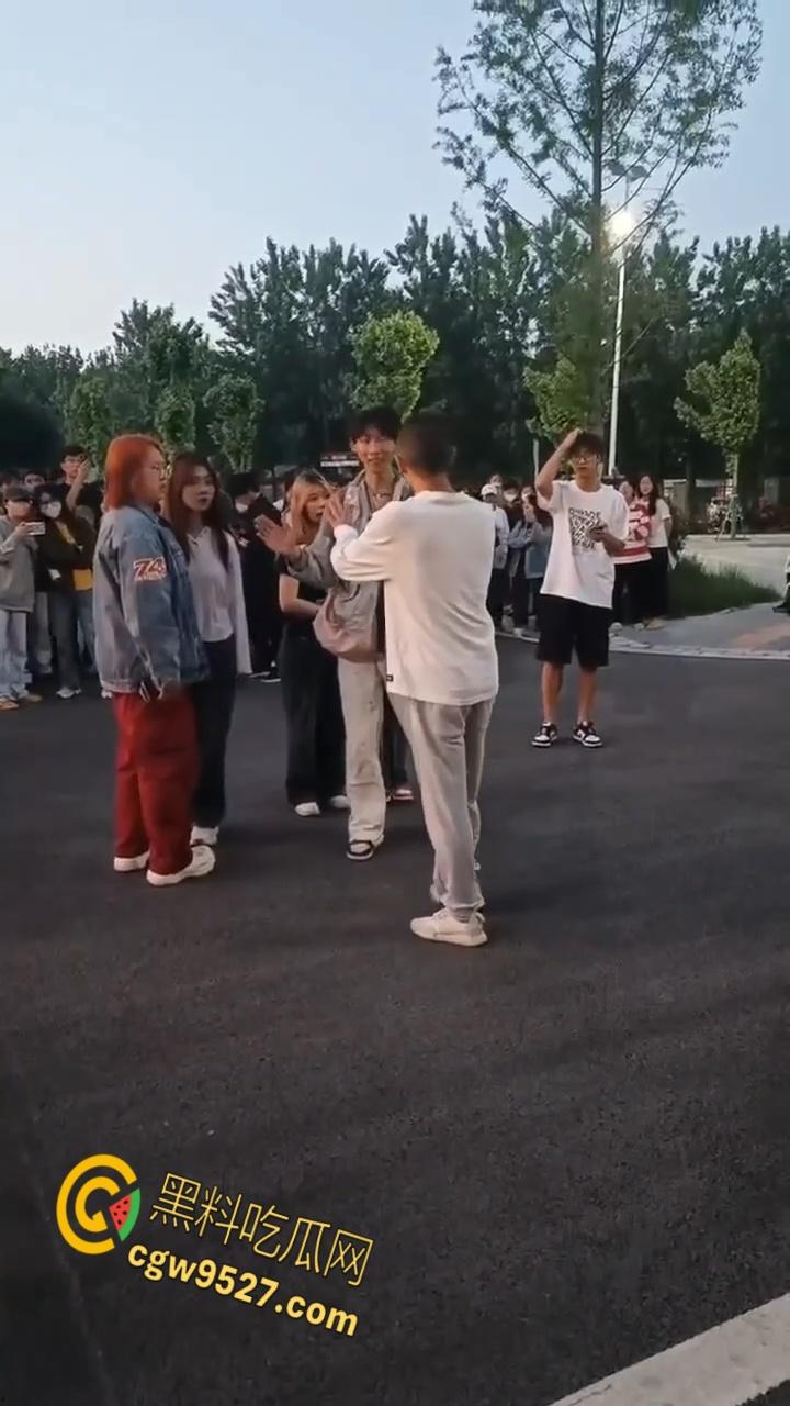 徐州工业大学女版罗志祥，时间管理大师一天跟三个男生约会，纯爱战士应声倒地，吃瓜群众都看呆了 !-4