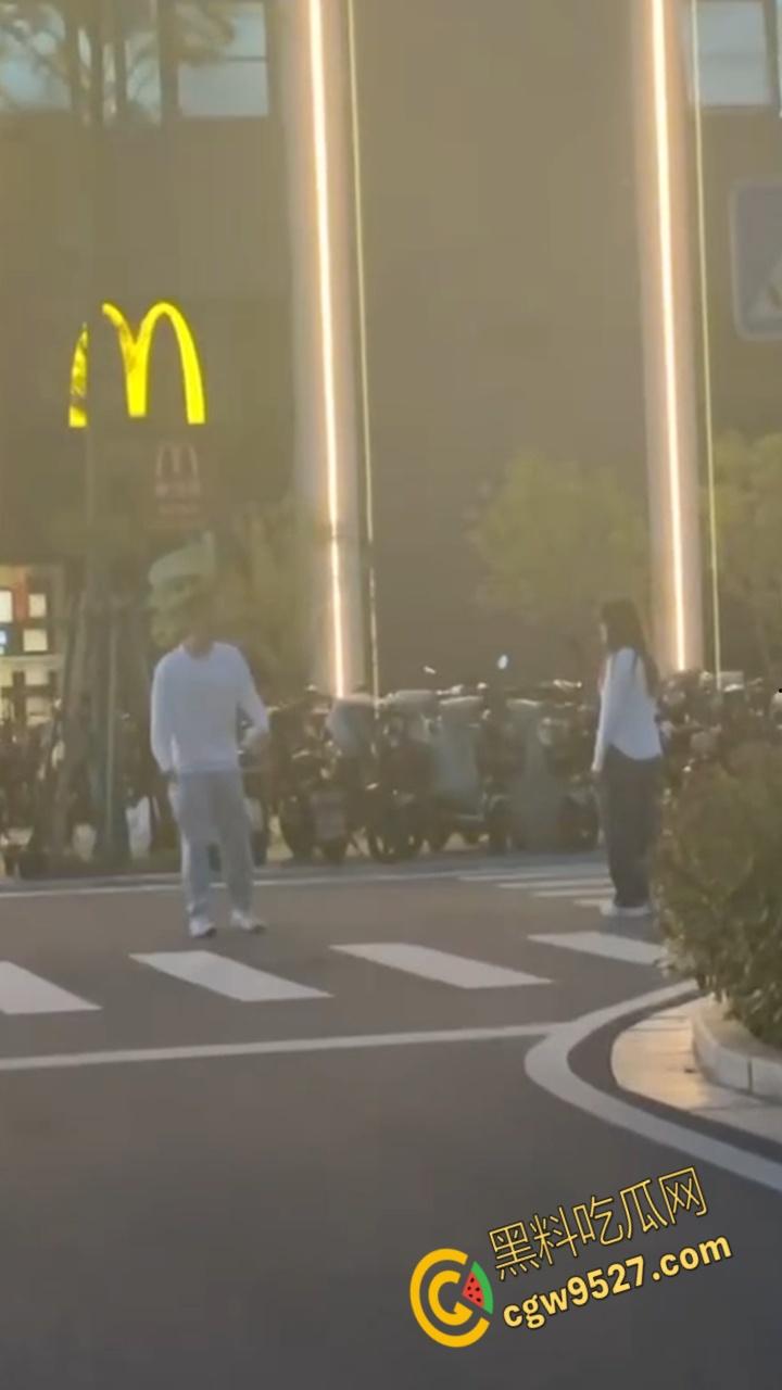 徐州工业大学女版罗志祥，时间管理大师一天跟三个男生约会，纯爱战士应声倒地，吃瓜群众都看呆了 !-6