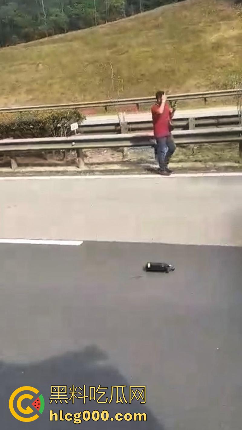 马来西亚摩托车手断头事件,为躲避卡车撞上隔离带,导致其当场被割断头颅,现场画面流出!-7