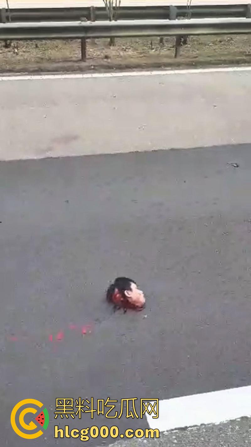 马来西亚摩托车手断头事件,为躲避卡车撞上隔离带,导致其当场被割断头颅,现场画面流出!-8