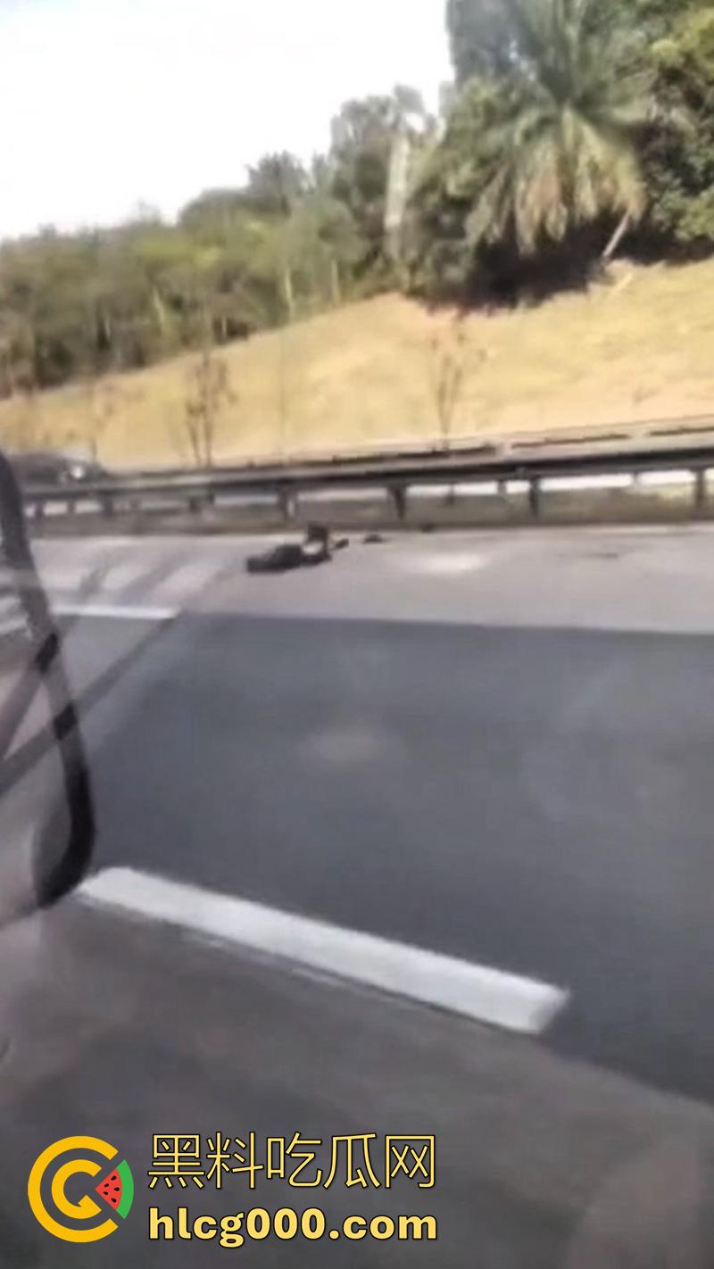 马来西亚摩托车手断头事件,为躲避卡车撞上隔离带,导致其当场被割断头颅,现场画面流出!-9