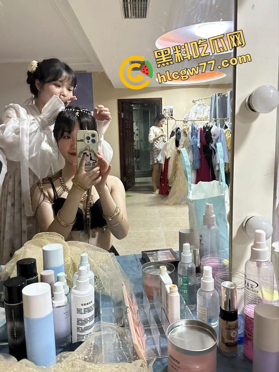 河南驻马店职高舞蹈小骚货『孙胥』男友一个眼神就跪下吃鸡巴，翘屁一拍就撅一条龙顺滑到射爆！-1