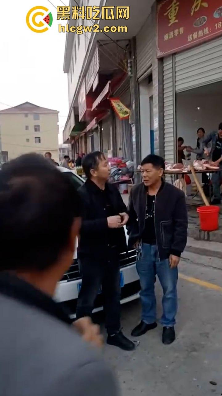 无业游民变身市场管理者？胡作非为乱收费 怀化辰溪县集贸市场管理员违法要钱被大妈一顿嘴仗攻击 都蔫逼了-11