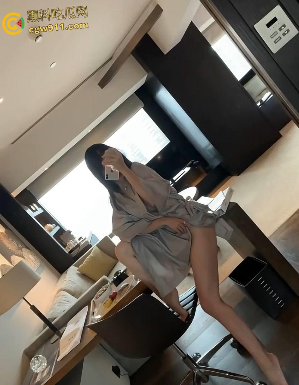 海航空姐【童谣s】，空乘制服都没来得及脱，就被金主车震手撕肉丝，无套中出白虎嫩穴，后入啪啪撞击臀浪翻滚！-4