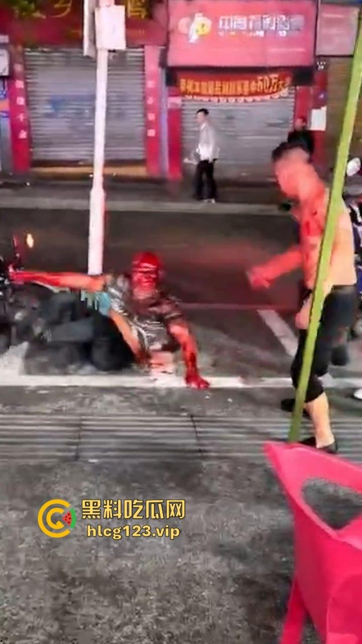广汉街头惊现小红人 两男子酒后互砍专往脑袋上砸 血都要流干了-5