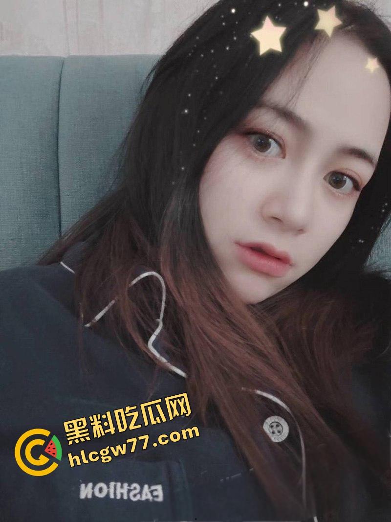 重庆财经学院反差母狗曝光，新疆小骚逼『夏兹热丽』破处后被疯狂口爆颜射，还舔精自拍骚得逆天！-16