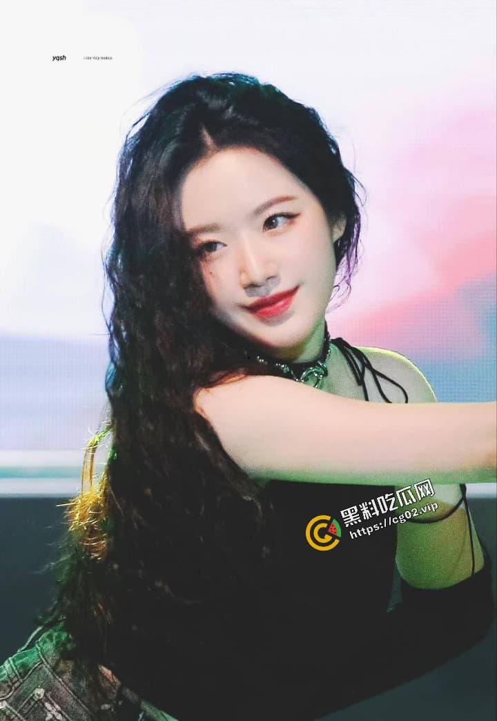 韩国女团 (G) I-DLE 台湾成员 叶舒华 露奶秀 跳舞时动作太大不慎漏点 现场表演真空上阵  褐色乳头小奶一览无余-5