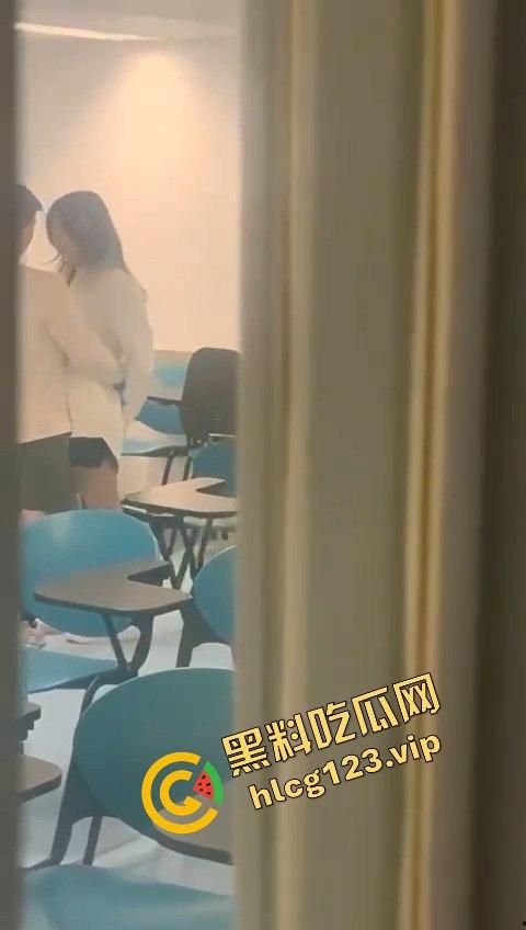 大学教室成情侣战场！小齐逼短裙抓着屁股抠逼狂摇，桌上直接真枪实干开战！-5
