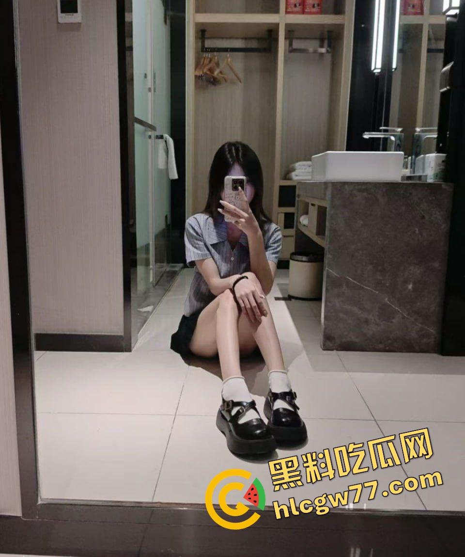 湖北颜值小妹『林邵玉』体型销魂，三点粉嫩骚得像刚开苞，前男友当炮拍，闺蜜手一抖成全网公放！-1