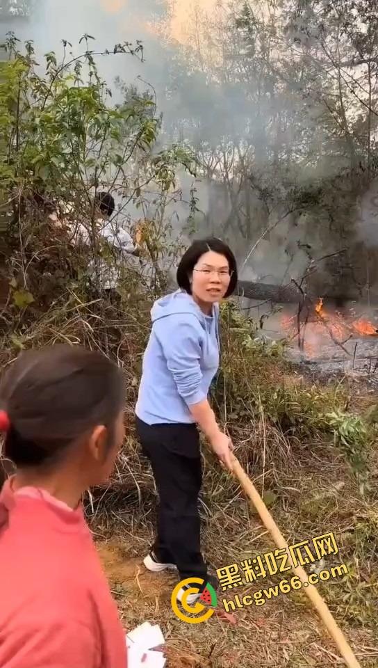 广西老表豪横上坟现场，不是祭祖，是直接给祖坟放高爆特效，十几个十万响鞭炮炸出烈焰战场！-1