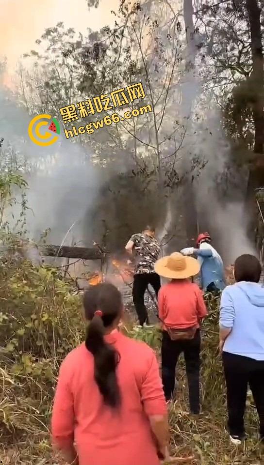 广西老表豪横上坟现场，不是祭祖，是直接给祖坟放高爆特效，十几个十万响鞭炮炸出烈焰战场！-3