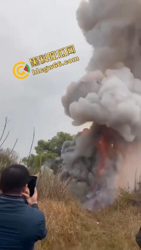 广西老表豪横上坟现场，不是祭祖，是直接给祖坟放高爆特效，十几个十万响鞭炮炸出烈焰战场！-9