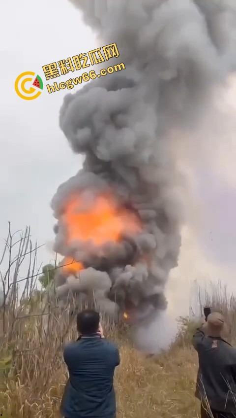 广西老表豪横上坟现场，不是祭祖，是直接给祖坟放高爆特效，十几个十万响鞭炮炸出烈焰战场！-10