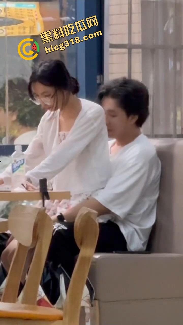 中南民族大学门口SUTAICHA酥太茶店里直接打炮，妹子青天白日坐在鸡鸡上瞄了半天才对准洞口！-4