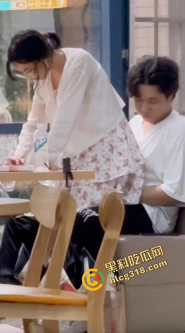 中南民族大学门口SUTAICHA酥太茶店里直接打炮，妹子青天白日坐在鸡鸡上瞄了半天才对准洞口！-6