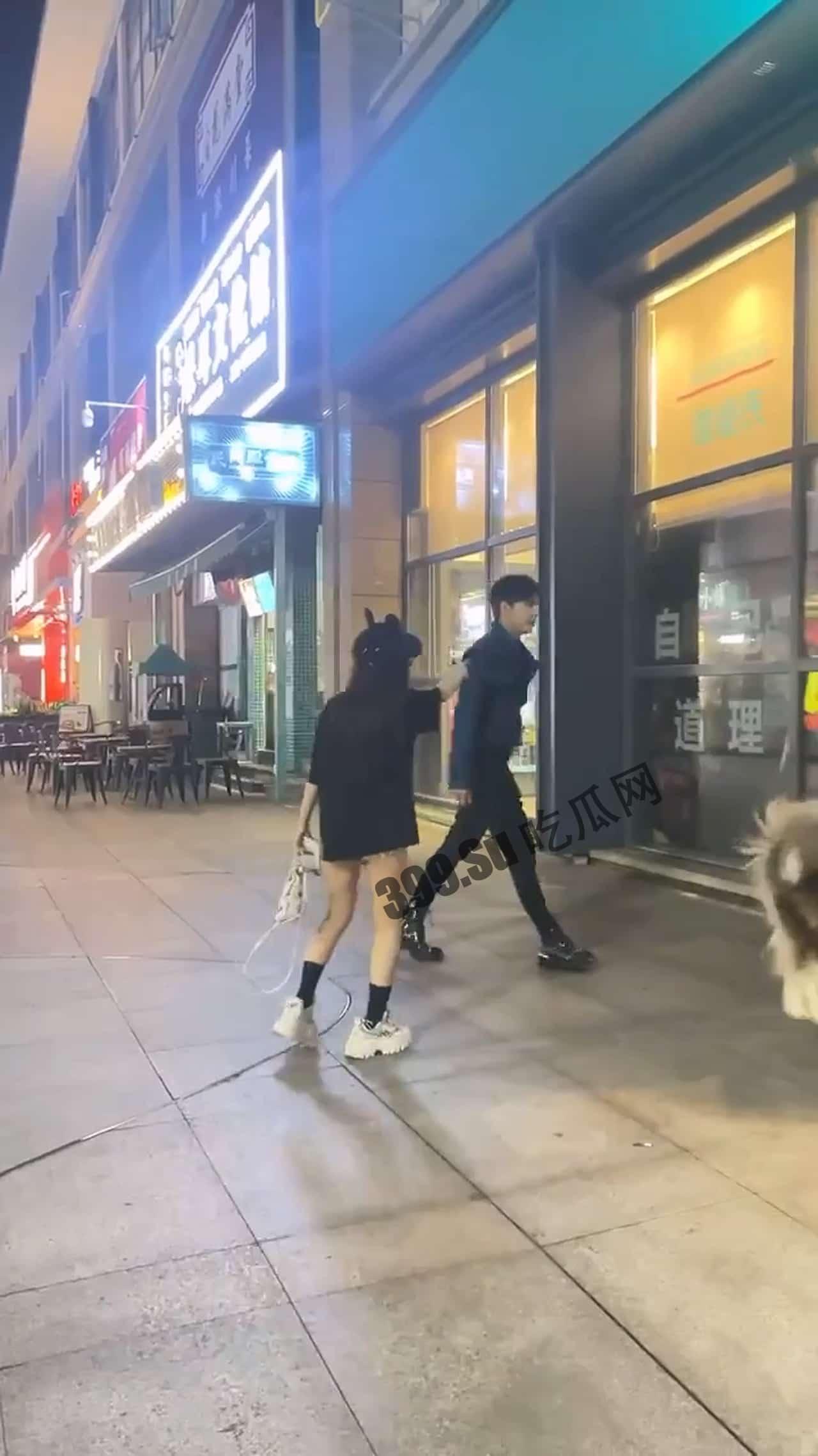 4月27日广东阳江的网红，江女生带他来江门，俩人不是男女朋友，男的睡完她又睡她朋友，女的气不过要来揭穿男子-2