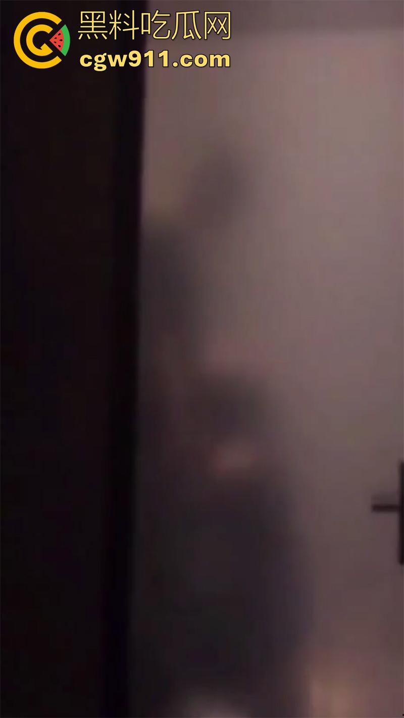 偷拍酒吧厕所的喝精女孩，半透明厕所门，清晰可见女孩下跪吃鸡，疯狂嗦屌口爆吞精，这绝对是个好女孩吧！-2