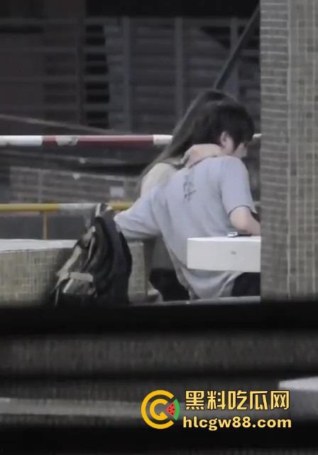 武汉小伙靠黄金手指拿下富婆姐姐,少妇被抠到表情爽得浪叫求饶一看就到点了，这才是真正的手艺人！-11