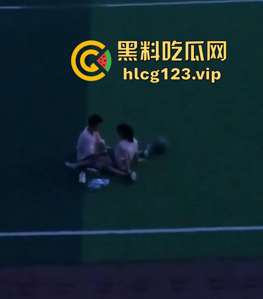 山东工程职业技术大学大一情侣操场啪啪被偷拍!光天化日下学生会带走,年轻人玩得真刺激!-4