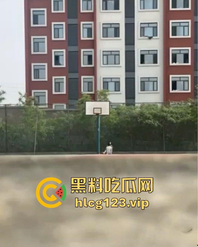 山东工程职业技术大学大一情侣操场啪啪被偷拍!光天化日下学生会带走,年轻人玩得真刺激!-5