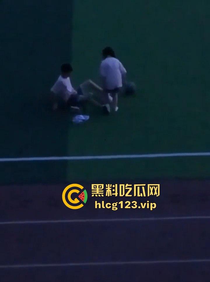 山东工程职业技术大学大一情侣操场啪啪被偷拍!光天化日下学生会带走,年轻人玩得真刺激!-8