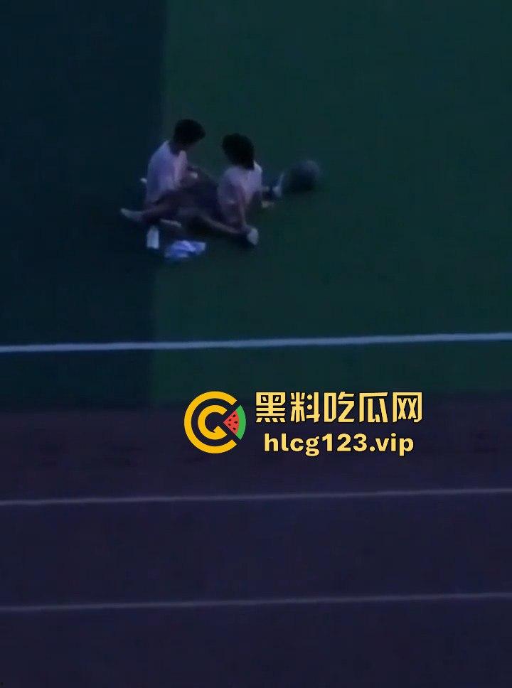 山东工程职业技术大学大一情侣操场啪啪被偷拍!光天化日下学生会带走,年轻人玩得真刺激!-9