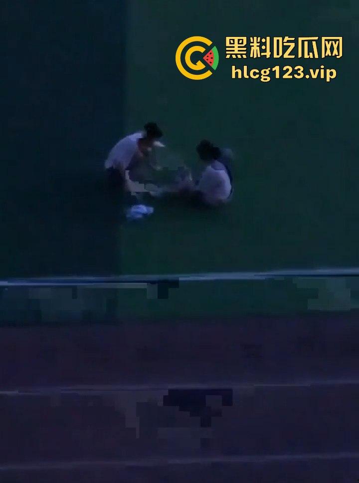 山东工程职业技术大学大一情侣操场啪啪被偷拍!光天化日下学生会带走,年轻人玩得真刺激!-10