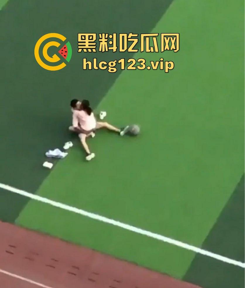 山东工程职业技术大学大一情侣操场啪啪被偷拍!光天化日下学生会带走,年轻人玩得真刺激!-11