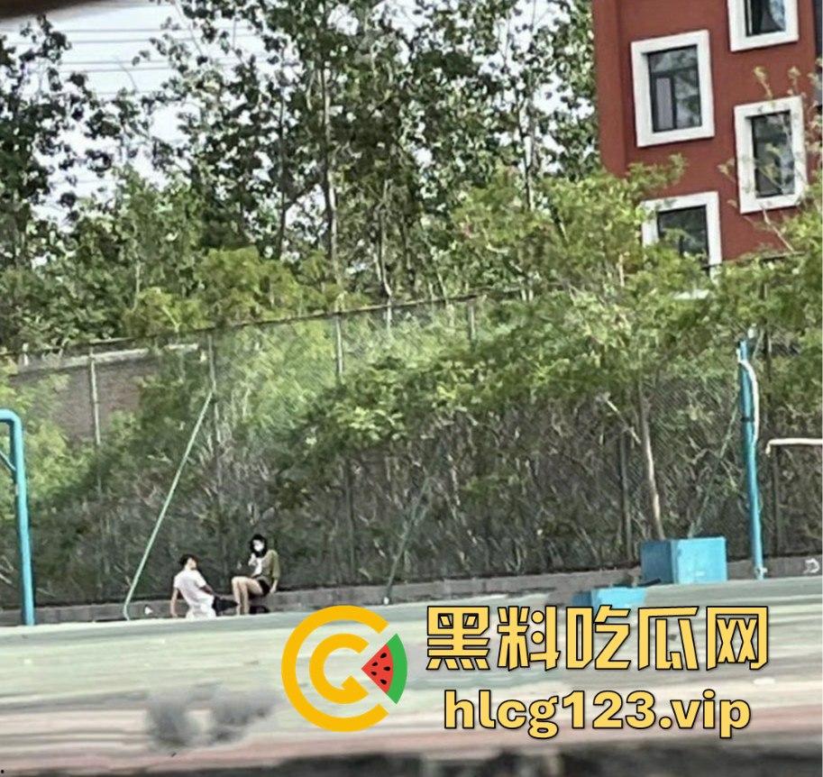 山东工程职业技术大学大一情侣操场啪啪被偷拍!光天化日下学生会带走,年轻人玩得真刺激!-12