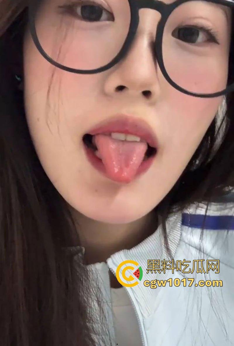 屌大的人优先享受极品御姐！瓜友分享网聊邂逅高挑骚逼，露脸深吞鸡巴，酒店狂野榨精，完事主动拿刮胡刀把逼毛刮了！-4