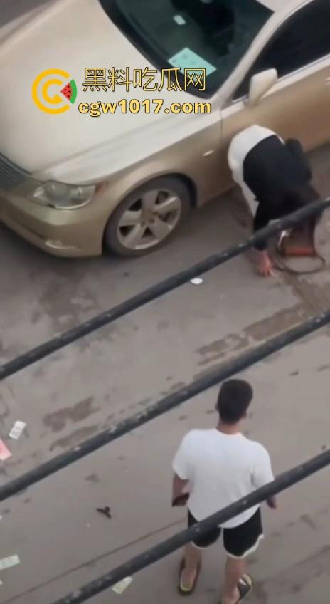 街头白衣猛男当街暴打短裙少妇，猛扯白裙少妇，直接一个过肩摔，把人摔得狗吃屎一样，手中钱散落街头！-9