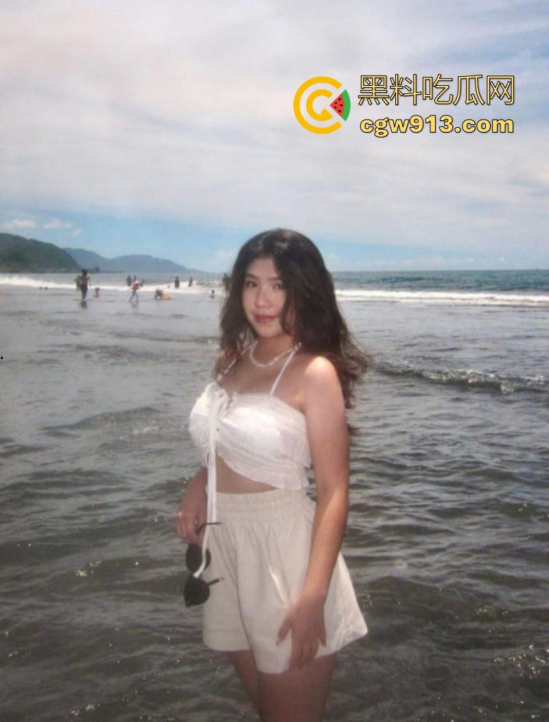 香港医学大学【李咏媚】校外兼职车模被金主相中，重金拿下调教，后入暴操肥臀细腰，道具开发肛穴！-5