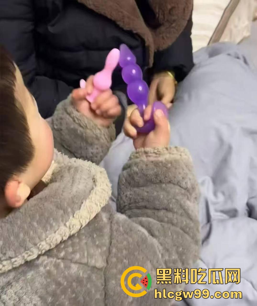 单身姑姑过年遭受社死重击，虎逼熊孩子拿姑姑的跳蛋斗鸡，假鸡巴粘地上拔河，当玩具玩得风生水起！-1