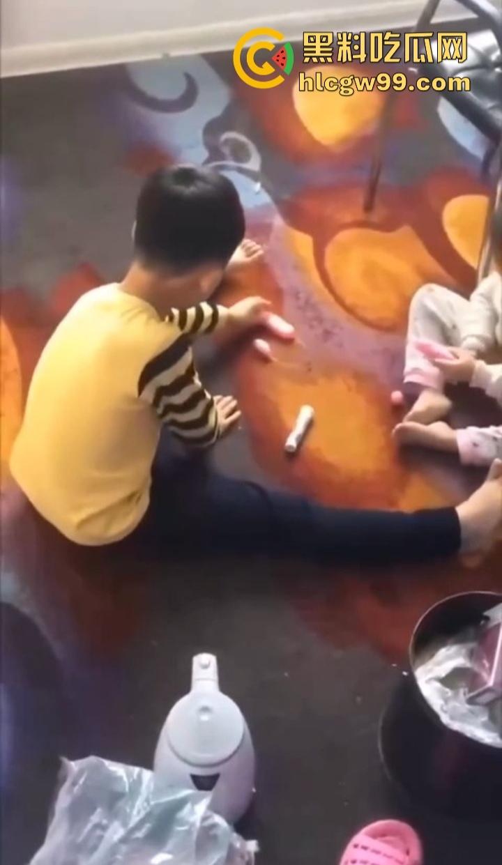 单身姑姑过年遭受社死重击，虎逼熊孩子拿姑姑的跳蛋斗鸡，假鸡巴粘地上拔河，当玩具玩得风生水起！-3