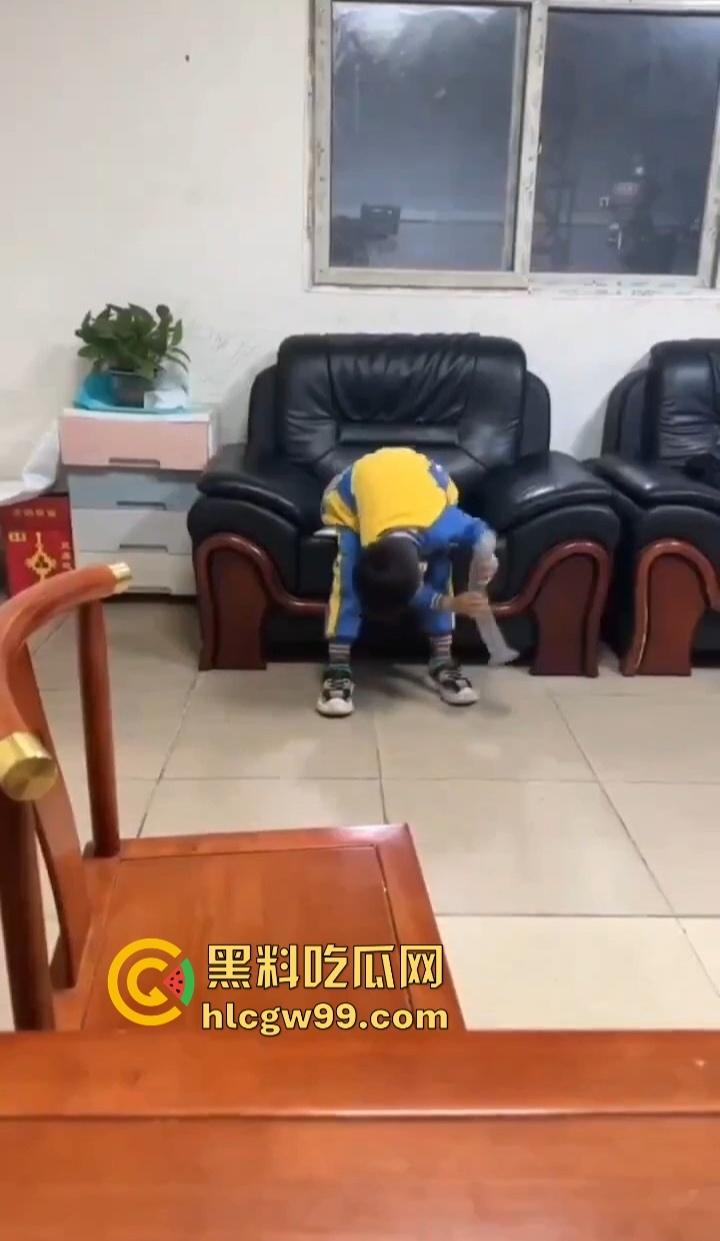 单身姑姑过年遭受社死重击，虎逼熊孩子拿姑姑的跳蛋斗鸡，假鸡巴粘地上拔河，当玩具玩得风生水起！-6