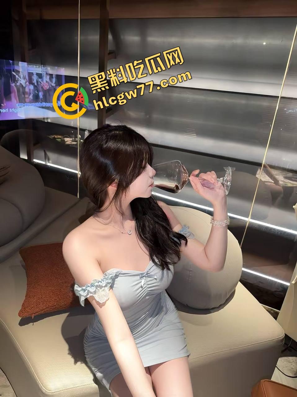 最美的不是下雨天，而是你在我身上坐着颤的瞬间，武汉大学情侣公共场合观音坐莲被偷拍，全网疯传！-3